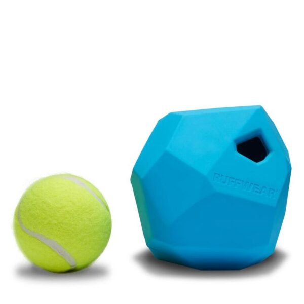 צעצוע לעיסה לכלב של ראפוור ליד כדור טניס