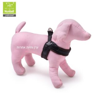רתמת גוף לכלב קטן מוצגת על בובה של כלב