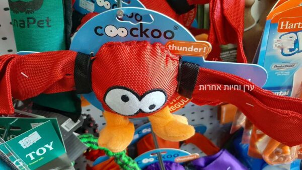 צעצוע לכלבים תלוי על המדף בחנות